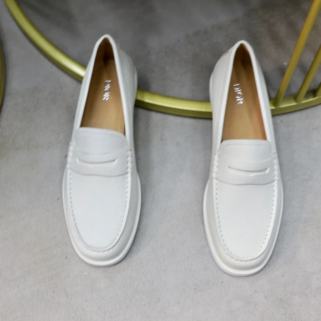 Ex-factory price: 540🙅‍♂️🙅‍♂️🙅‍♂️ Brand: Dior DIOR Standard code: Men's code 38/44 (45 can be customized) Grade: Same as the official website Material: Original cowhide stitching, cowhide lining, original TPU wear-resistant soft outsole Style categories: Leisure and sports version, footwear for driving, young fashion, European and American trends, British style Color: actual picture color